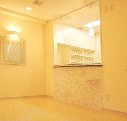 ①ビル外観②受付③ヒーリングコーナー