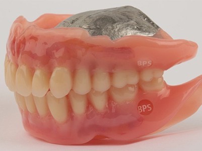 部分入れ歯（歯が残っている場合）と総義歯（歯が一本も残っていない場合）の両方に対応することが可能です