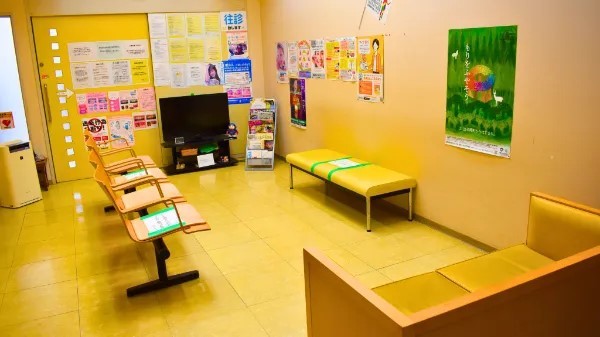 明るい色合いの待合室となっています