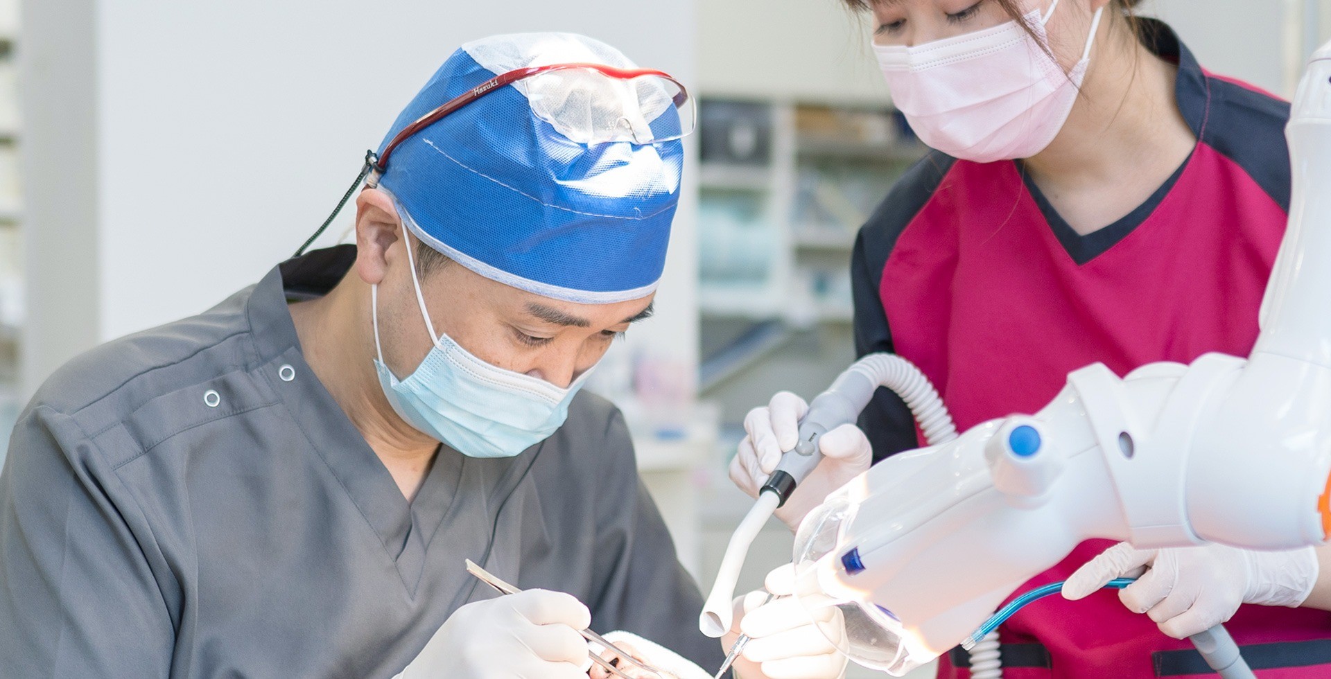 見た目だけでなく、生体親和性にもこだわった素材で治療を行っている