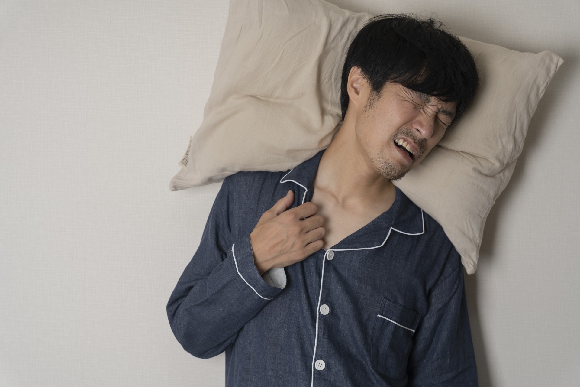 いびきや睡眠中の呼吸停止といった症状に関わる睡眠時無呼吸症候群に対し、歯科の視点からの治療に取り組んでいます。※写真はイメージです。