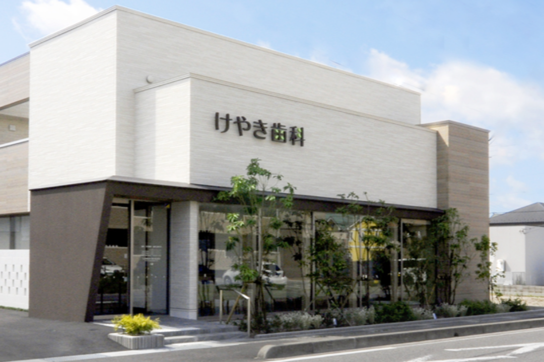 ①医院外観②待合室③個室の診療室