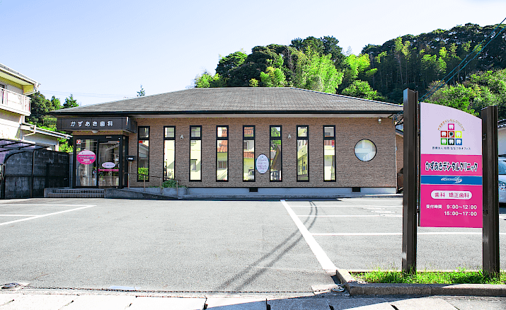 ①クリニック外観②診療ルーム③精鋭スタッフ