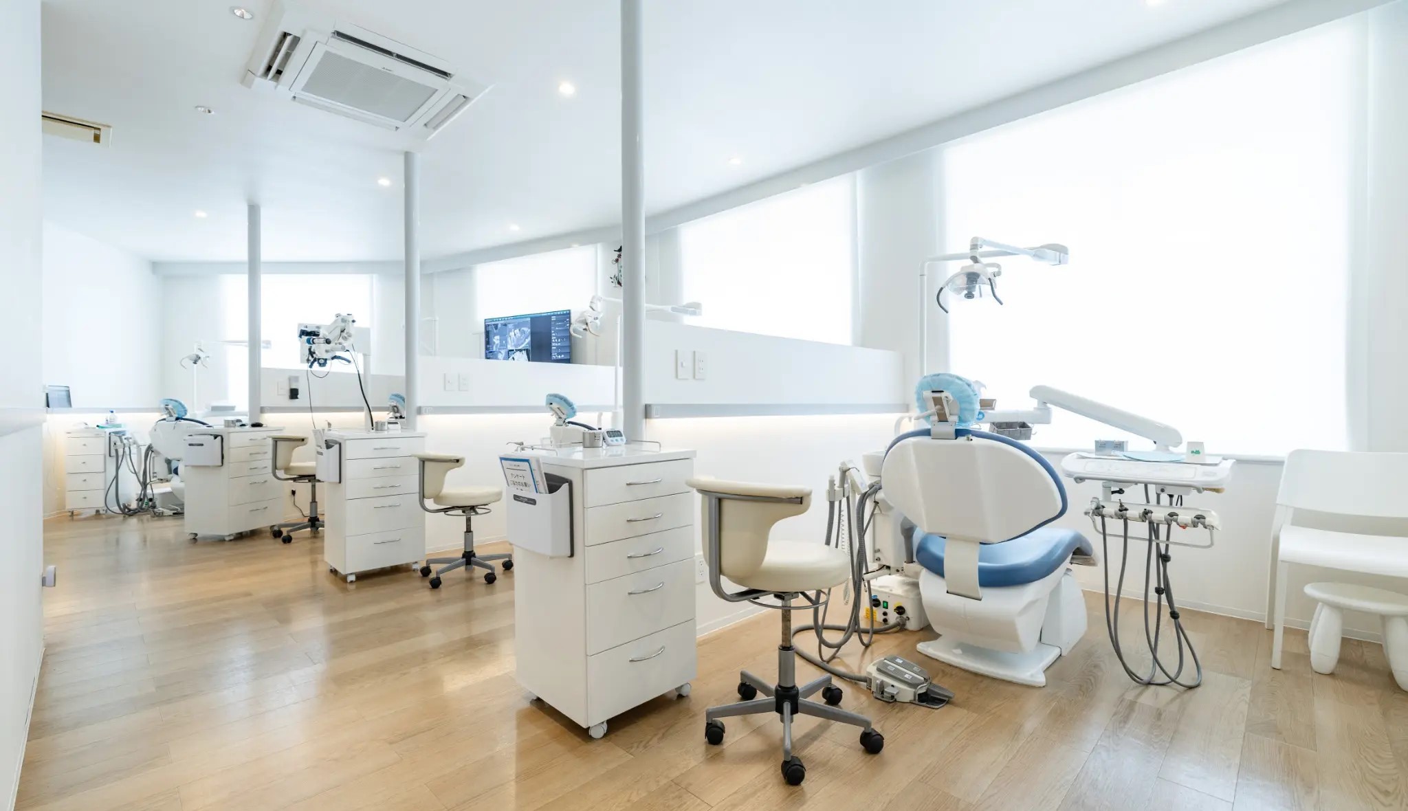 ①外観②受付③診療スペース