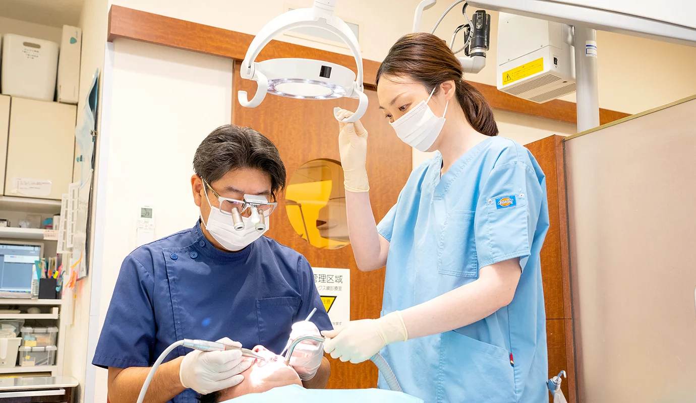 う蝕検知液で虫歯の範囲を特定します