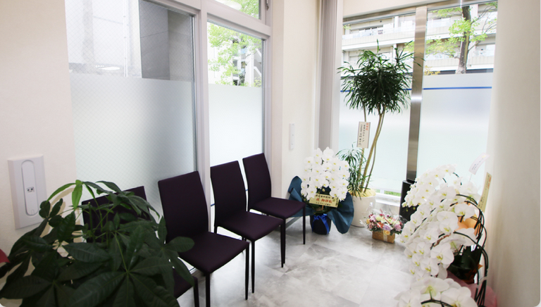 ①クリニック外観②待合室③診療チェア