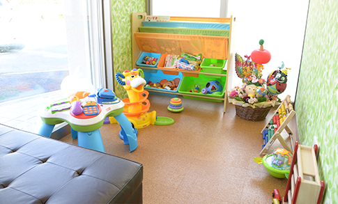 ①クリニック外観②受付③キッズスペース