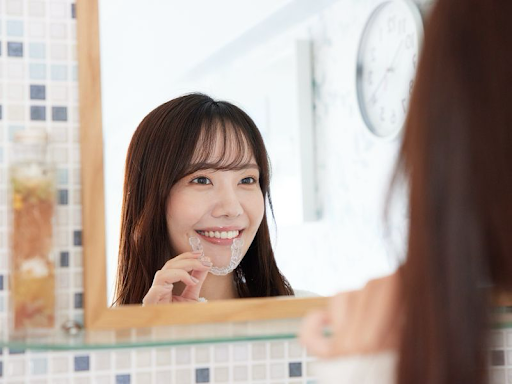 当クリニックでは、大人の方に特にオススメの目立たない矯正治療を行っております。