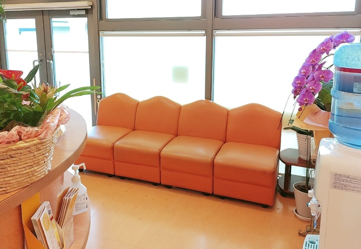 ①外観②待合スペース③診察室