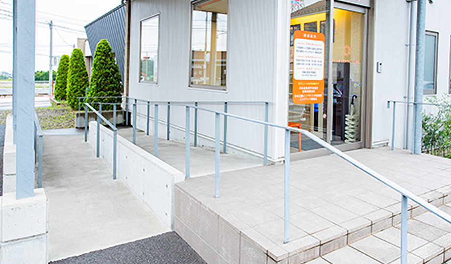 ①外観②待合室③診療室