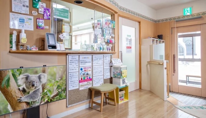 ①外観②受付③診療風景