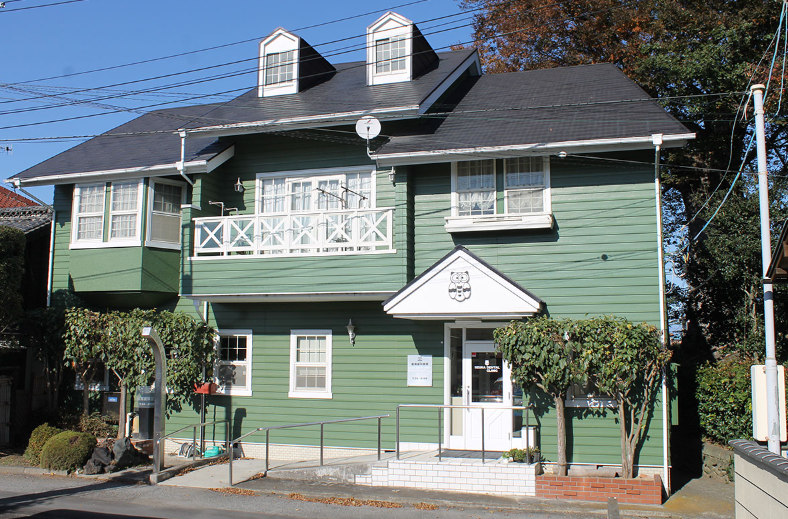 ①クリニック外観　②受付　③待合室