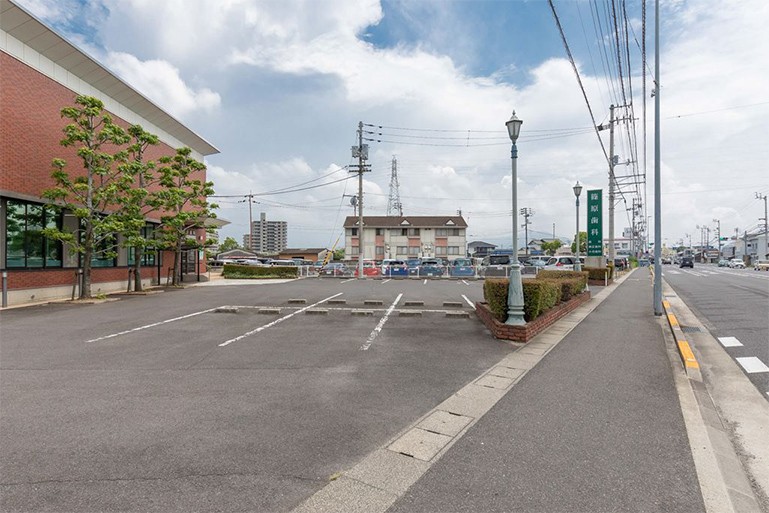 院の前に広い駐車場が完備されています
