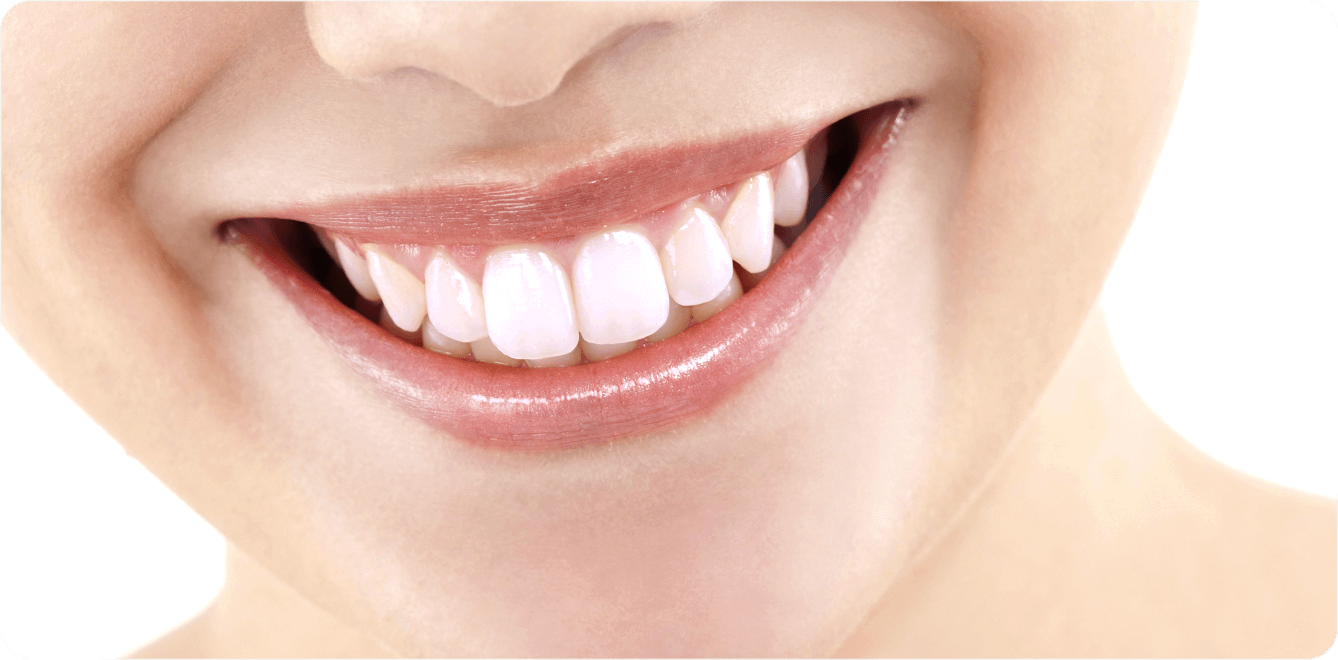 輝く笑顔は歯の白さから