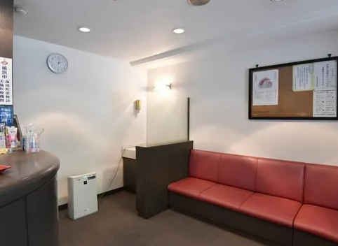 ①クリニック外観　②待合室　③治療台