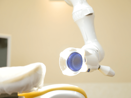 治療中の飛沫は口腔外バキュームによって吸引しています