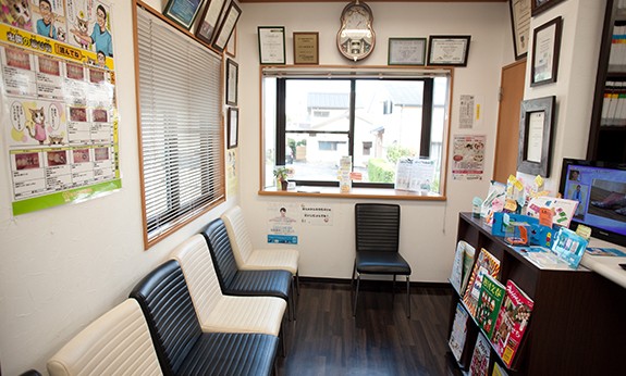 ①外観②受付③待合室