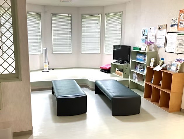 ①外観②受付③待合室