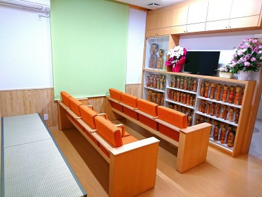 ①外観②待合室③診療室