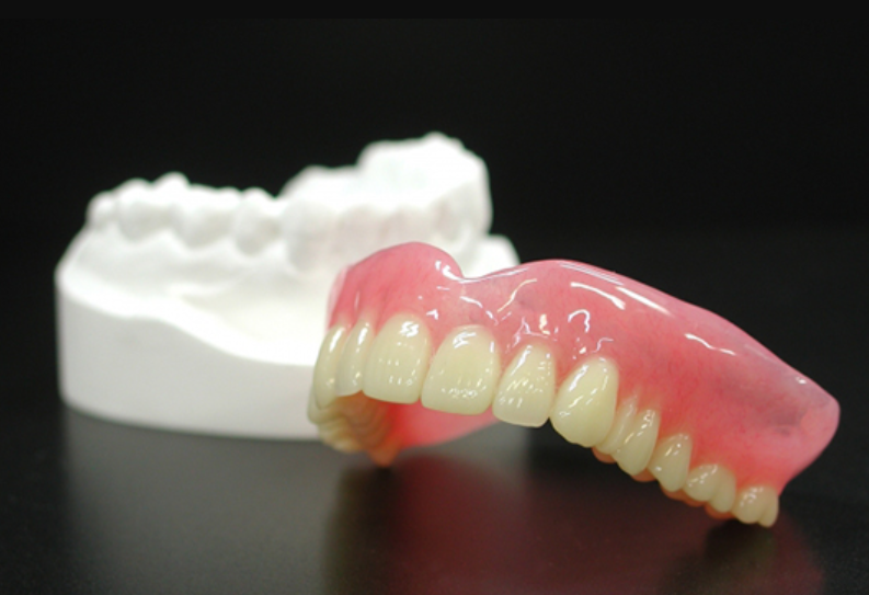 快適な装着感と機能性を兼ね備えた、オーダーメイドの入れ歯を提供します