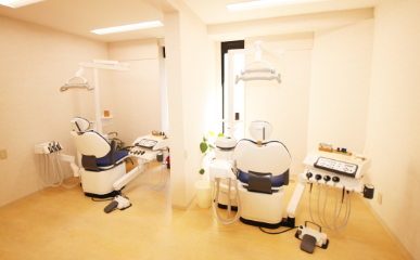 ①天然の歯を守る治療を行っています②外観③診療室