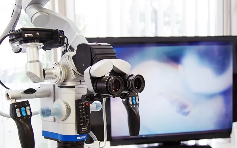 ①診療風景②マイクロスコープ導入③歯科用の3DCT装置