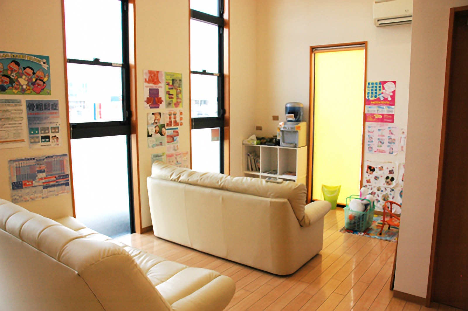 ①外観②受付③待合室