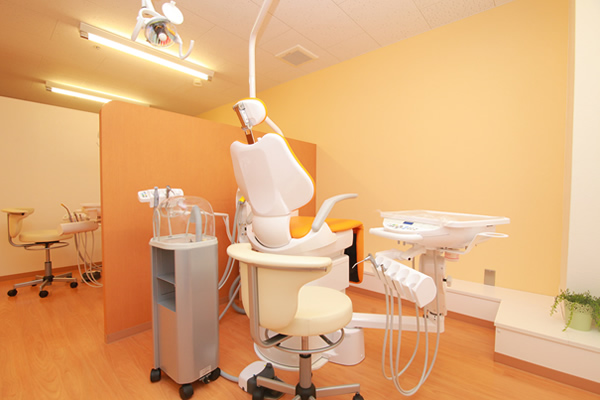 ①歯科医院入口②受付③診療室