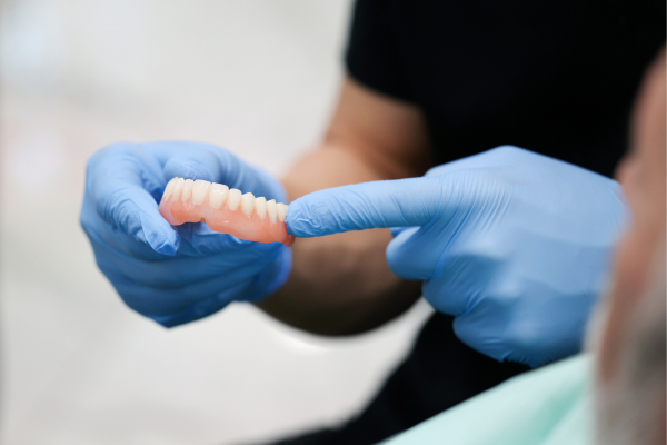 使い慣れた入れ歯の調整から新規作製まで、丁寧に対応しています