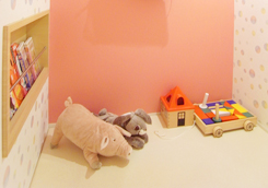 ①医院外観②キッズスペース③待合室