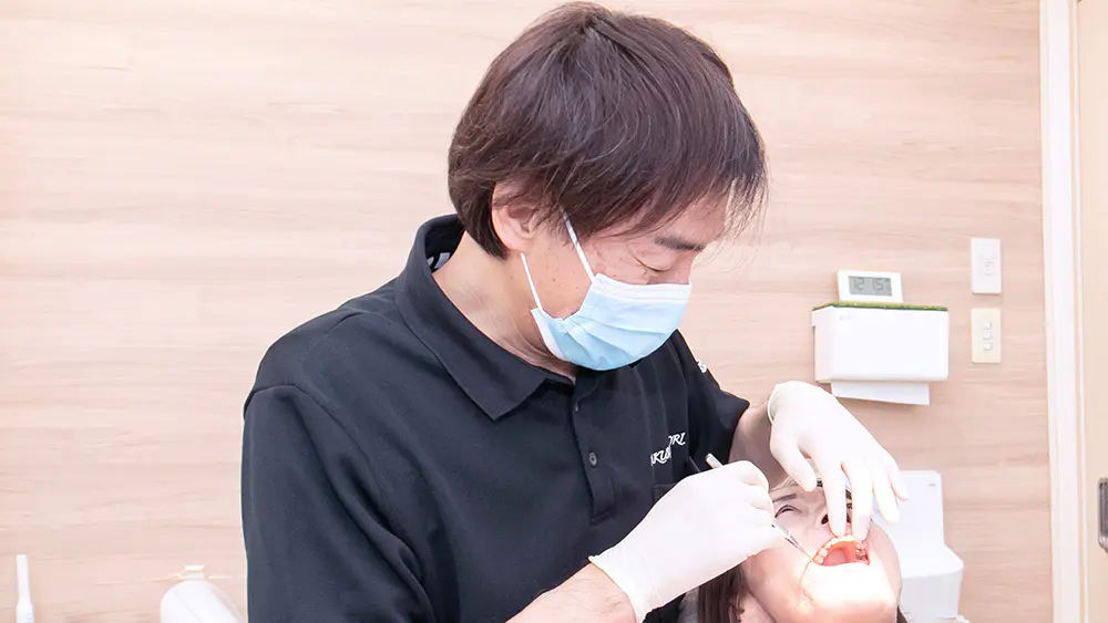 噛み合わせを確認し入れ歯を作製しています。