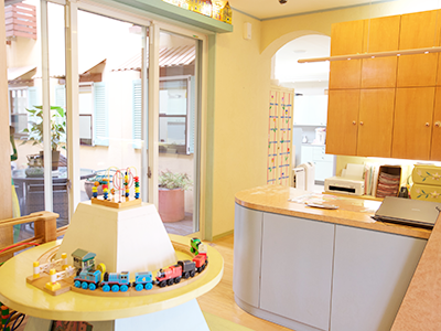 ①待合室②院長③ロゴ