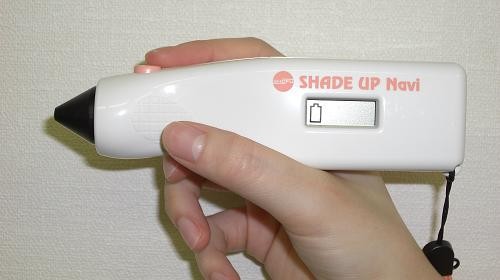 ホワイトニング前後で歯の白さを測定します