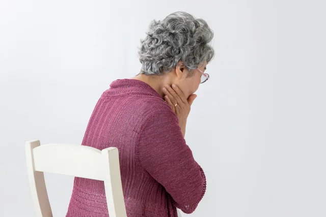 口元を押さえている女性