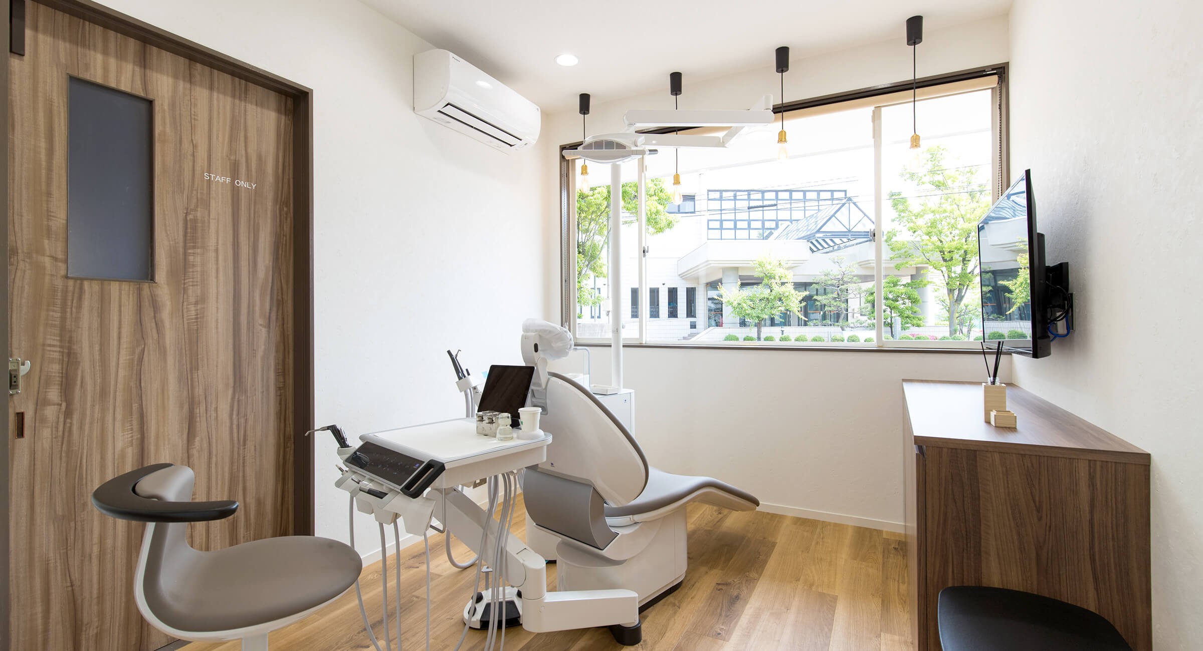 ①外観②受付③診療室