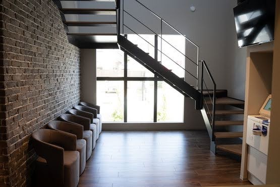 ①外観②受付③待合室