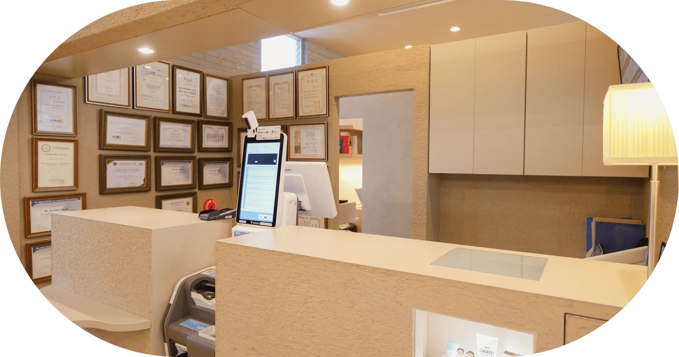 ①外観②受付③待合室