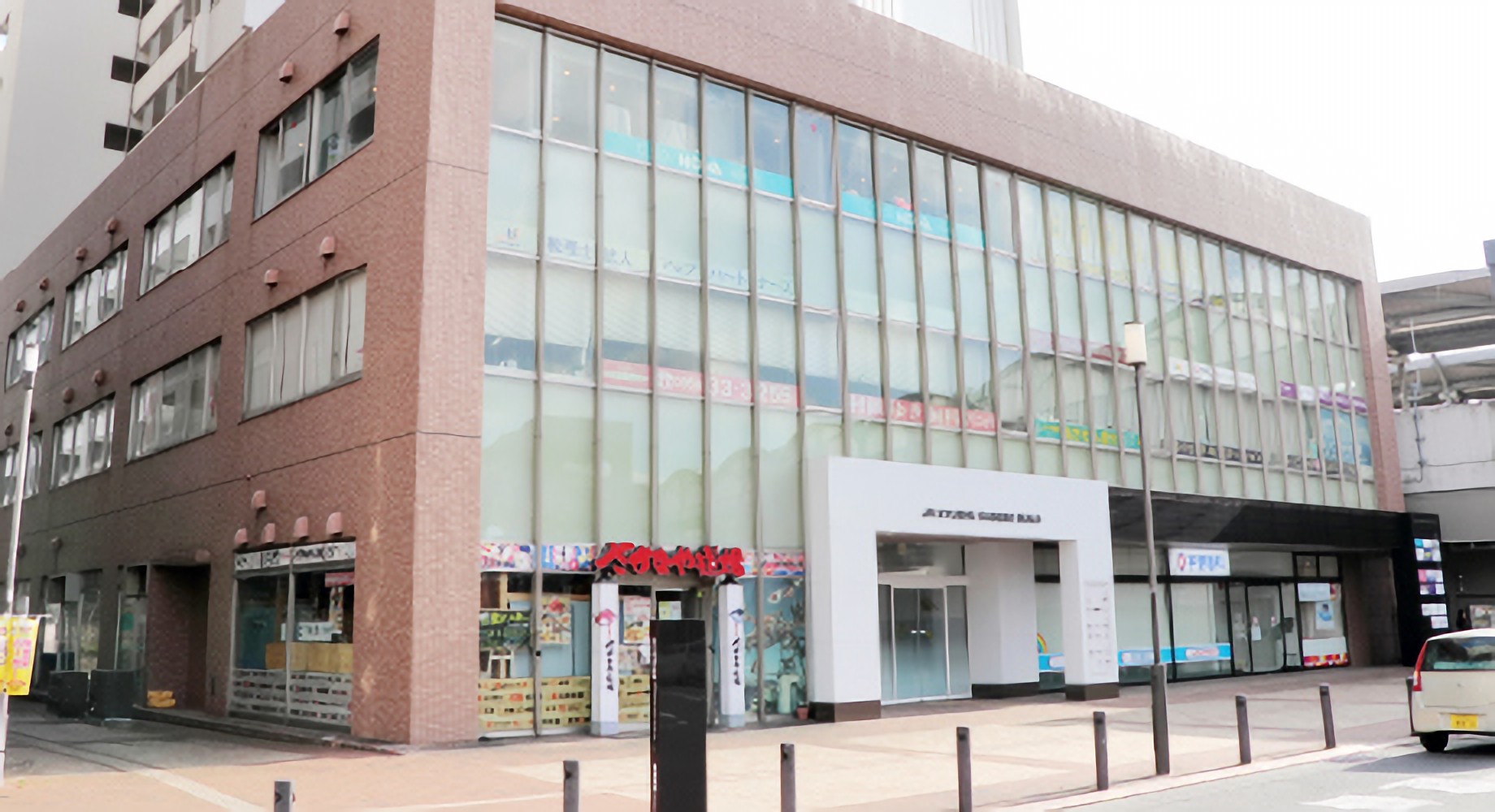 ①えきマチ1丁目佐世保内②受付③診療室