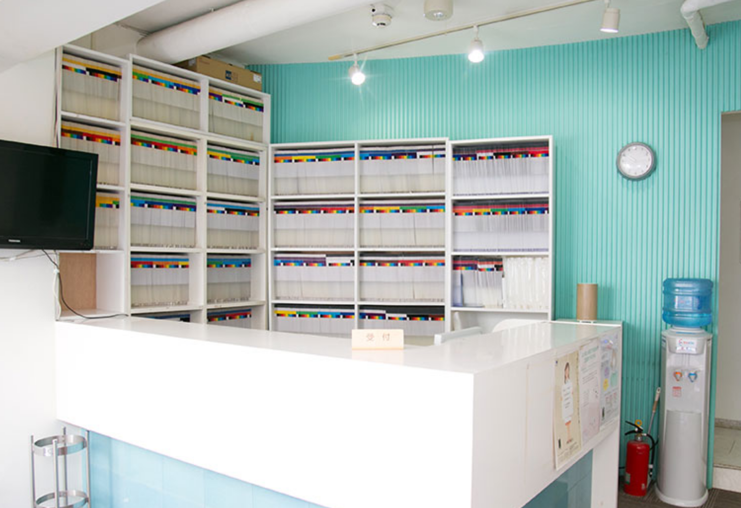 ①受付②待合室③診療チェア