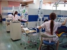 ゆったりとくつろげる広いスペースの診療室