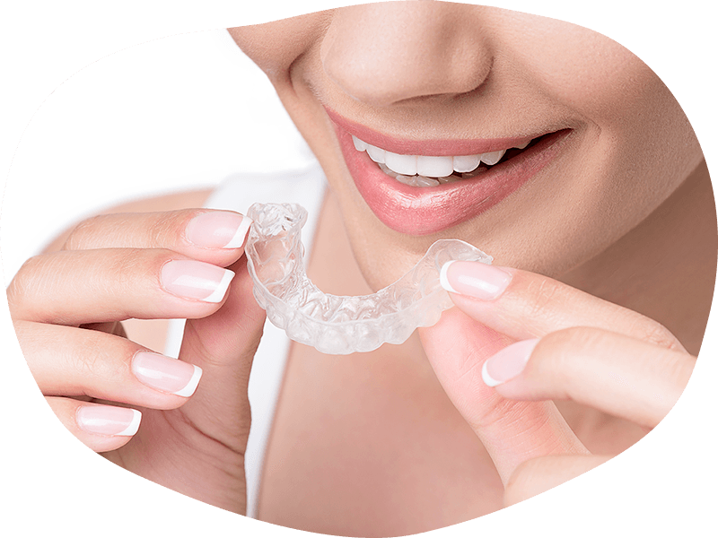 成人矯正を行うにあたり、月に2回、矯正専門医を招いて専門的な治療を提供しています。