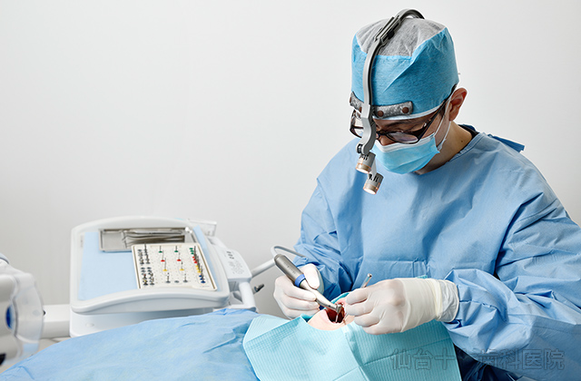 口腔外科の専門医が診断・治療を行います