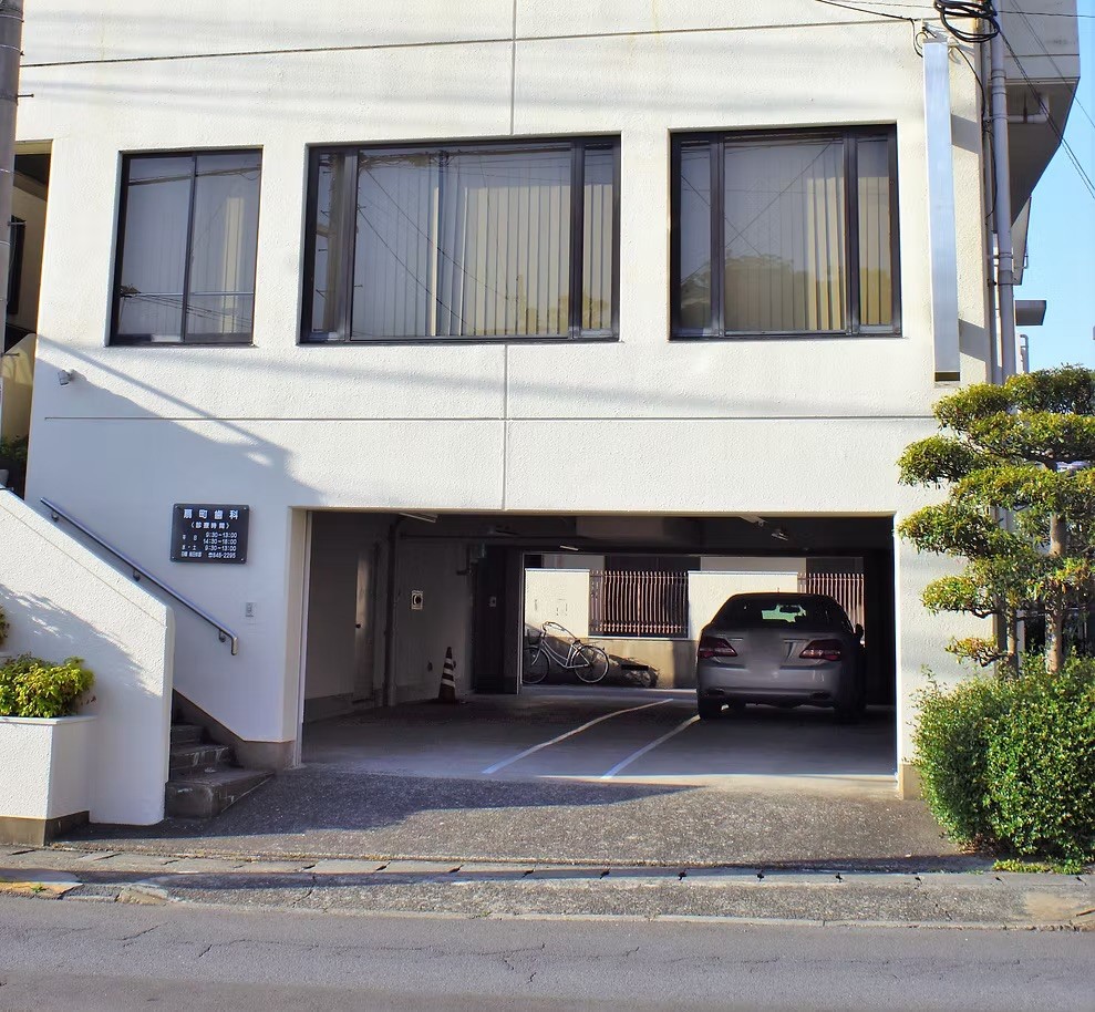 ①医院外観②待合室③駐車場完備