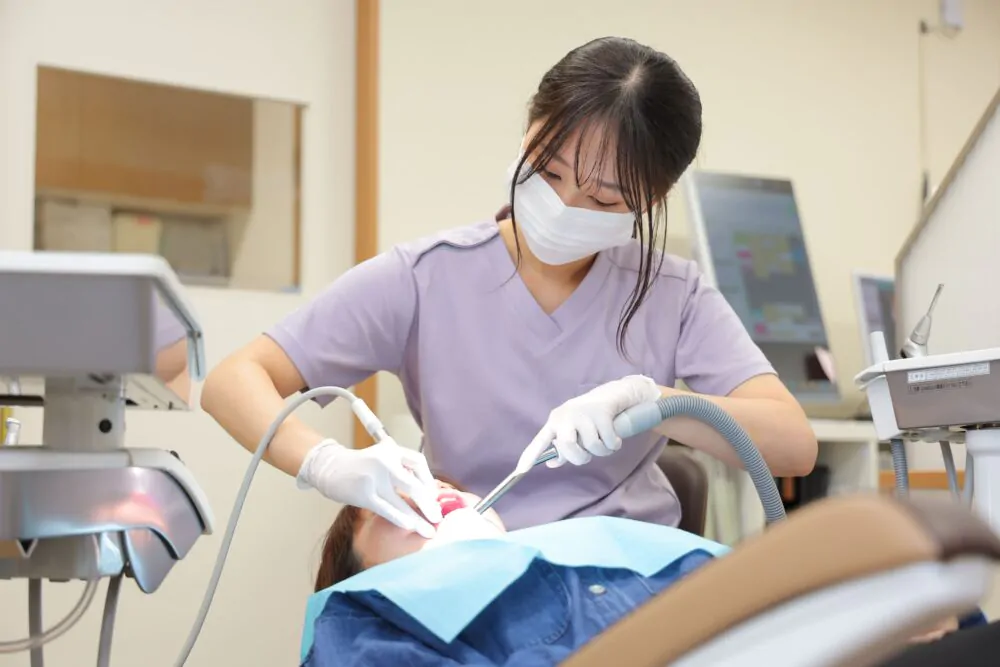 専門的な機器を用いて丁寧に取り除くことで、清潔な口腔環境の維持を図っています