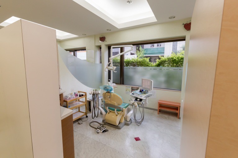 「お口の健康を通して豊かな生活を支えること」を理念に掲げ、患者様一人ひとりが安心して通える歯科クリニックを目指しています。