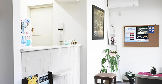 ①クリニック外観②受付③待合室