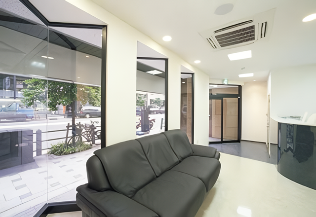 インビザラインGoは前歯の軽度なズレやすきっ歯でお悩みの方、仕事上目立つ矯正装置を避けたい方に特に適した治療法です