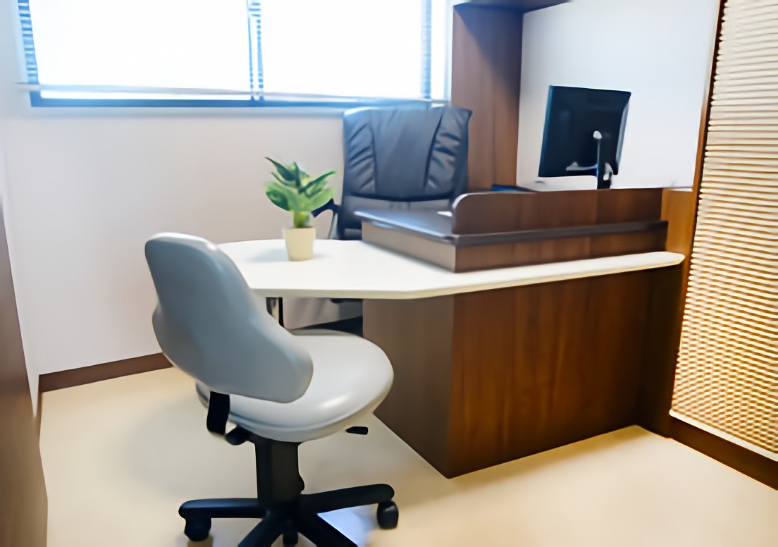 ①クリニック外観　②受付　③カウンセリング室