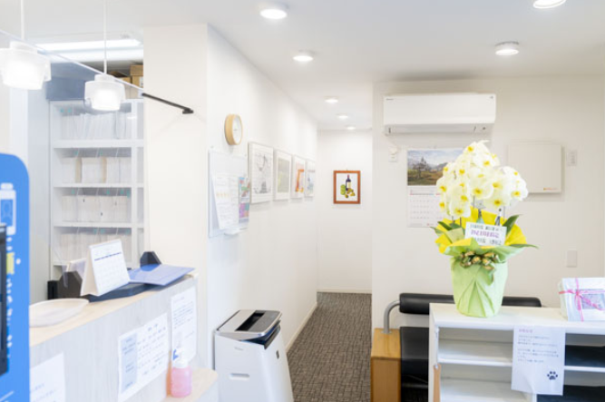 ①クリニック外観②受付③診療チェア
