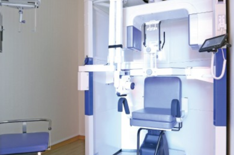 ①クリニック外観　②キッズスペース　③レントゲン室